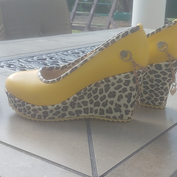 Brand new beautiful wedge heels! 👠 - Picture 2 of 5